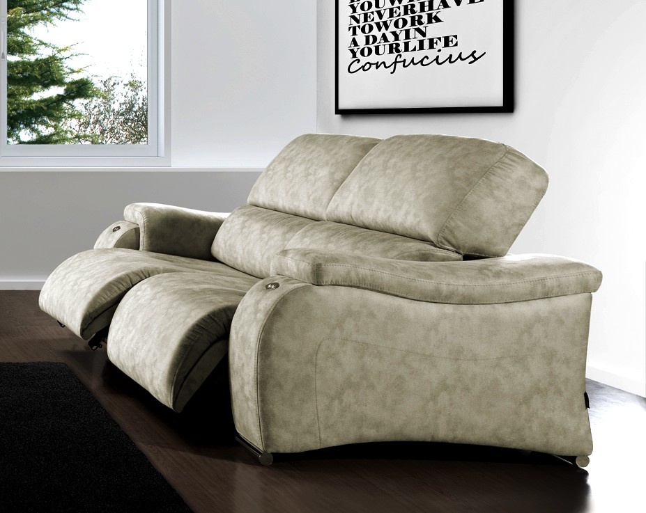 Este é o sofá 2 lugares Koris Relax um sofá moderno, aconchegante e confortável para desfrutar ainda mais das suas noites.