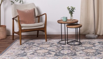 Adicione um toque de natureza à sua casa com este lindo tapete Flores Farah. Seu design colorido e alegre é perfeito para dar vida a qualquer espaço.